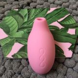 Lelo Sona Cruise - бесконтактный звуковой стимулятор клитора, 11.5х5.6 см (вишневый)