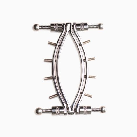 Зажим для вагины Master Series: Spread 'Em Poker Vagina Clamp with Adjustable Pressure Screws, шипы