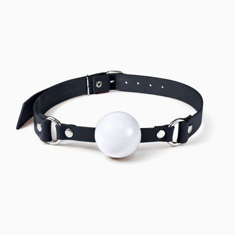 Кляп силиконовый Feral Feelings Silicon Ball Gag Black/White, черный ремень, белый шарик